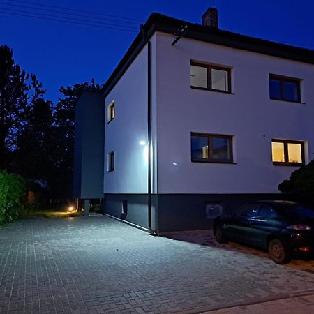 Vila Vekose - Apartman S Terasou A Zahradou ฮราเดตสคราโลเว ภายนอก รูปภาพ