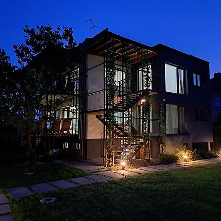 Vila Vekose - Apartman S Terasou A Zahradou ฮราเดตสคราโลเว ภายนอก รูปภาพ
