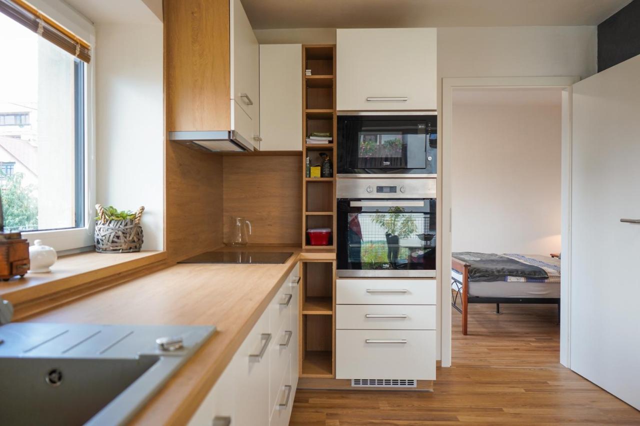 Vila Vekose - Apartman S Terasou A Zahradou ฮราเดตสคราโลเว ภายนอก รูปภาพ