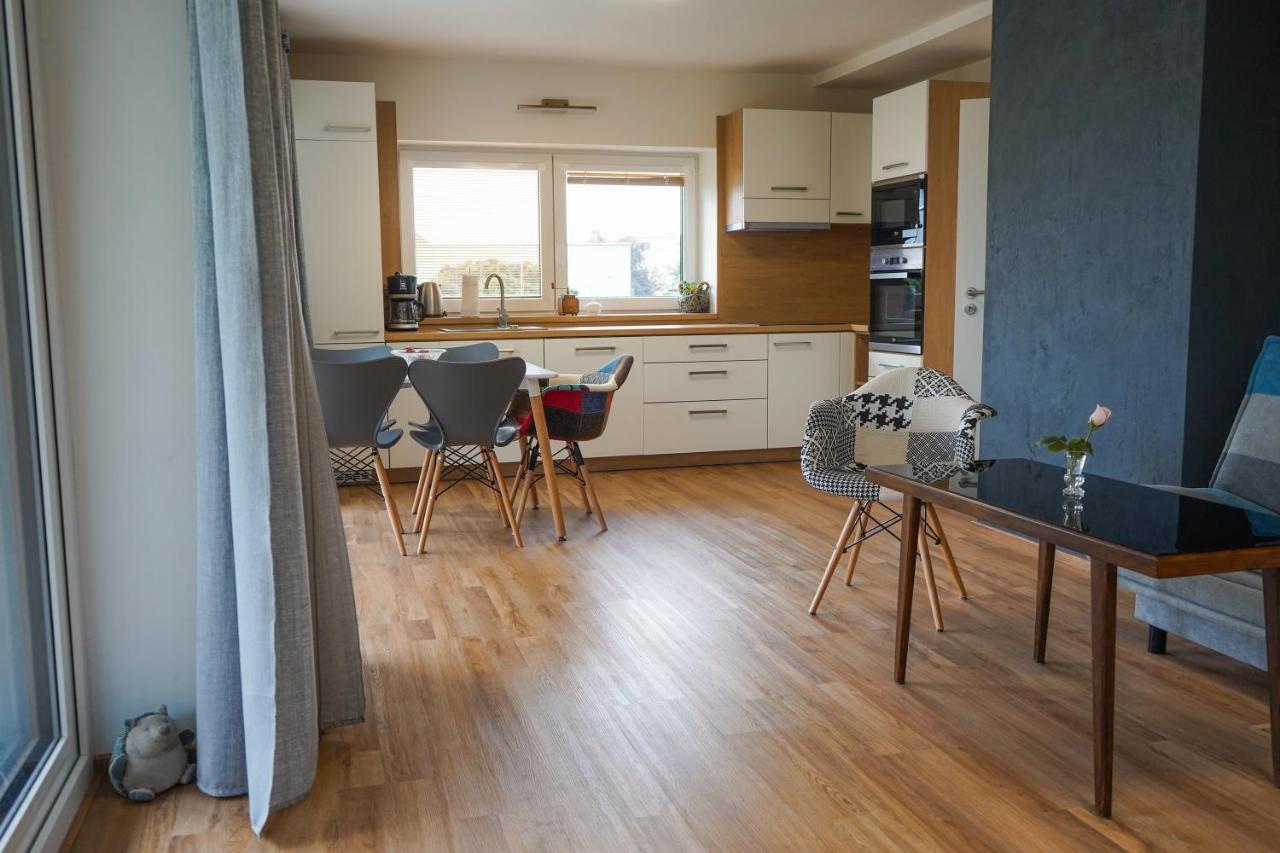 Vila Vekose - Apartman S Terasou A Zahradou ฮราเดตสคราโลเว ภายนอก รูปภาพ