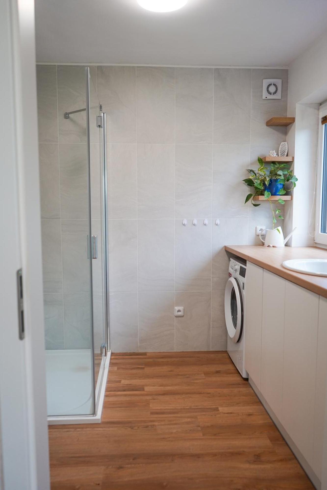 Vila Vekose - Apartman S Terasou A Zahradou ฮราเดตสคราโลเว ภายนอก รูปภาพ