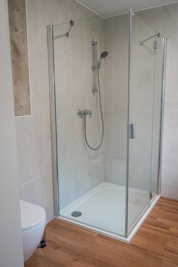 Vila Vekose - Apartman S Terasou A Zahradou ฮราเดตสคราโลเว ภายนอก รูปภาพ