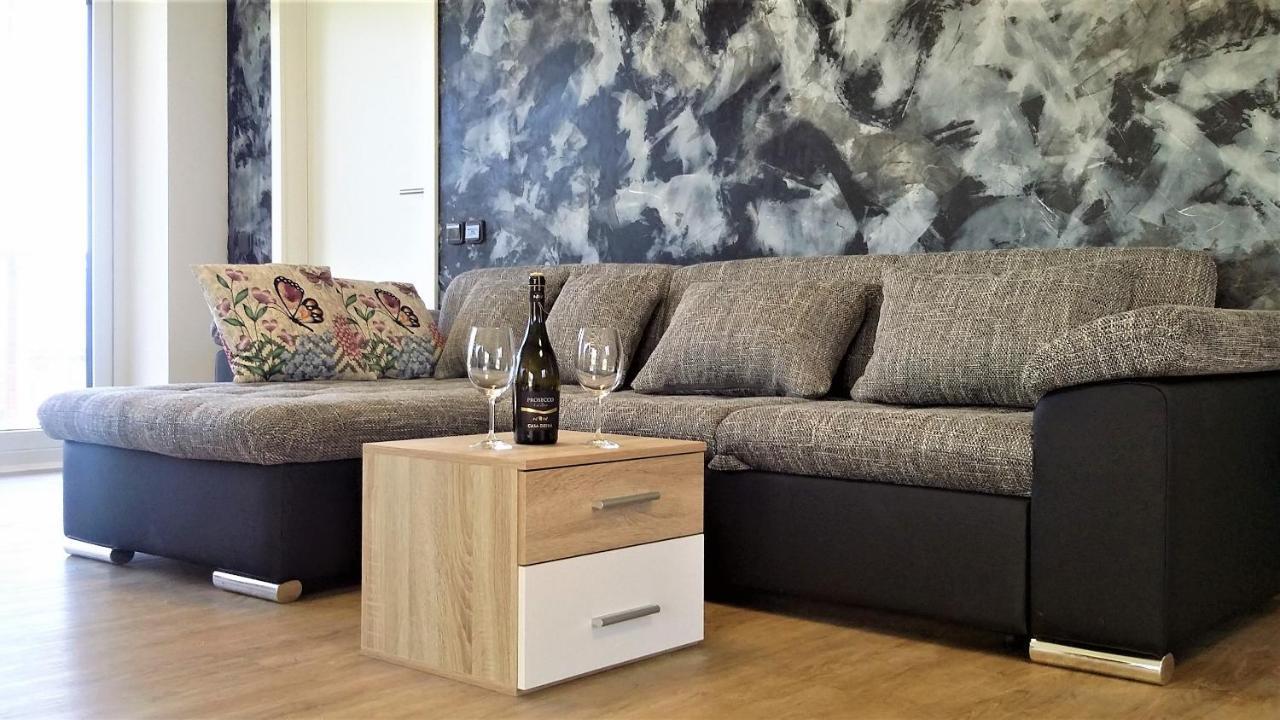 Vila Vekose - Apartman S Terasou A Zahradou ฮราเดตสคราโลเว ภายนอก รูปภาพ