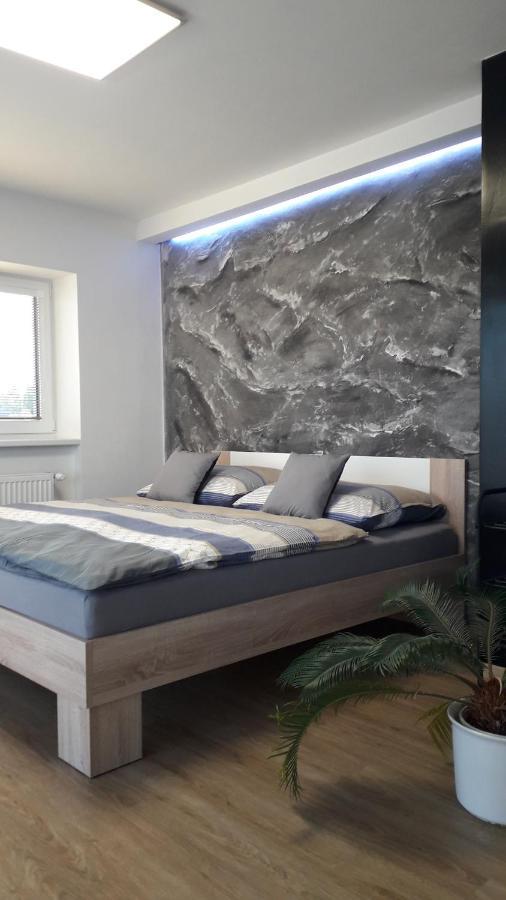 Vila Vekose - Apartman S Terasou A Zahradou ฮราเดตสคราโลเว ภายนอก รูปภาพ