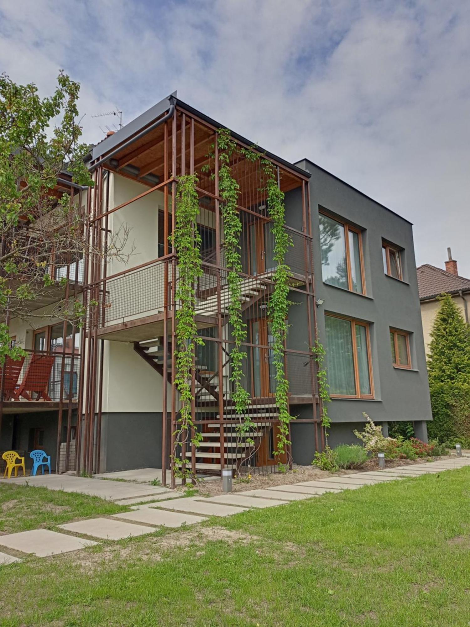 Vila Vekose - Apartman S Terasou A Zahradou ฮราเดตสคราโลเว ภายนอก รูปภาพ